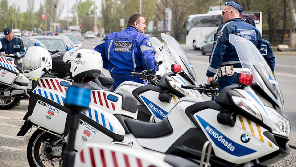 Életveszélyben egy rendőr, hatalmas dugó az M3-ason